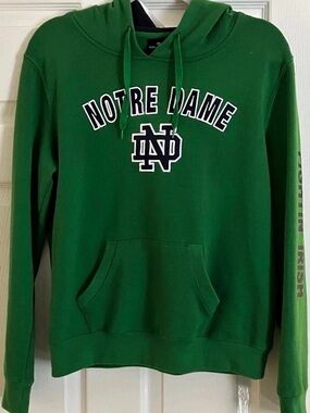 Colosseum Athletics Notre Dame Fighting Irish Arch & Logo Pullover Hoodie